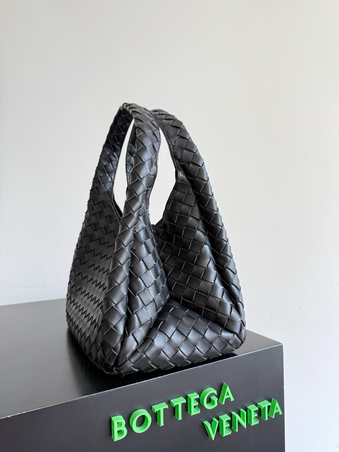 BOTTEGA VENETA SHOULDER BAG 33 IN BLACK CALFSKIN