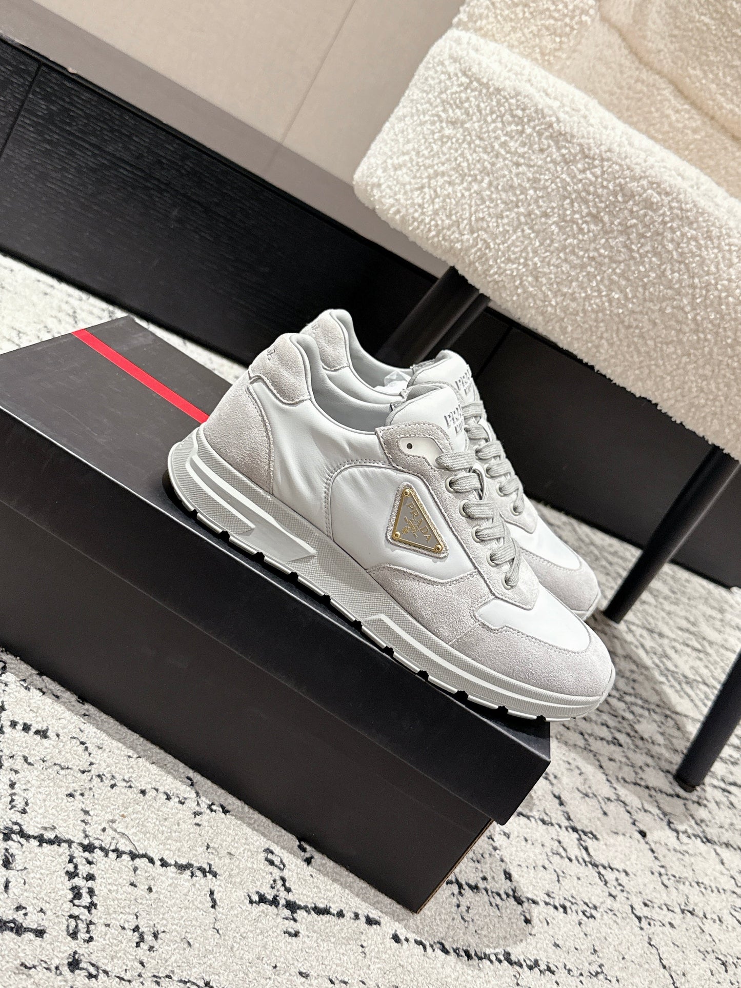 PRADA 25S MEN SNEAKERS LOGO IN WHITE AND LIGHT GRAY NUBUCK AND CANVAS