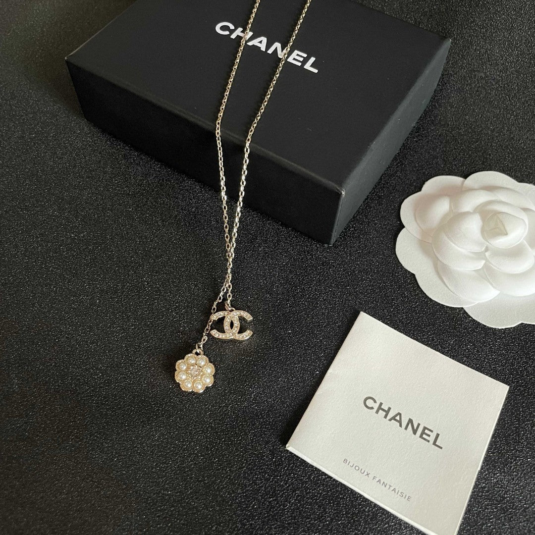 CHANEL 26S DOUBLE C LOGO PEARL FLOWER DROP NECKLACE IN GOLD METAL 629173