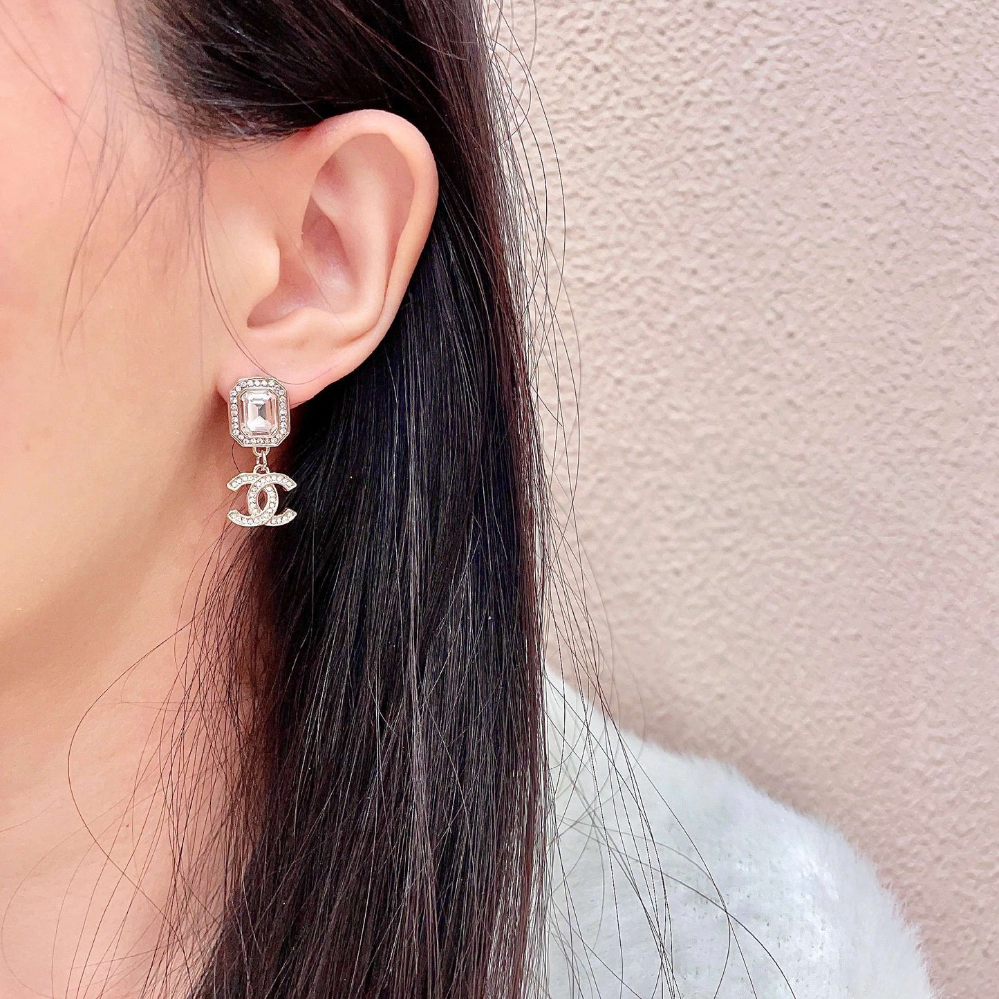 CHANEL 26S DOUBLE C LOGO CRYSTAL DROP EARRINGS WITH GEOMETRIC STONE IN GOLD METAL 629899