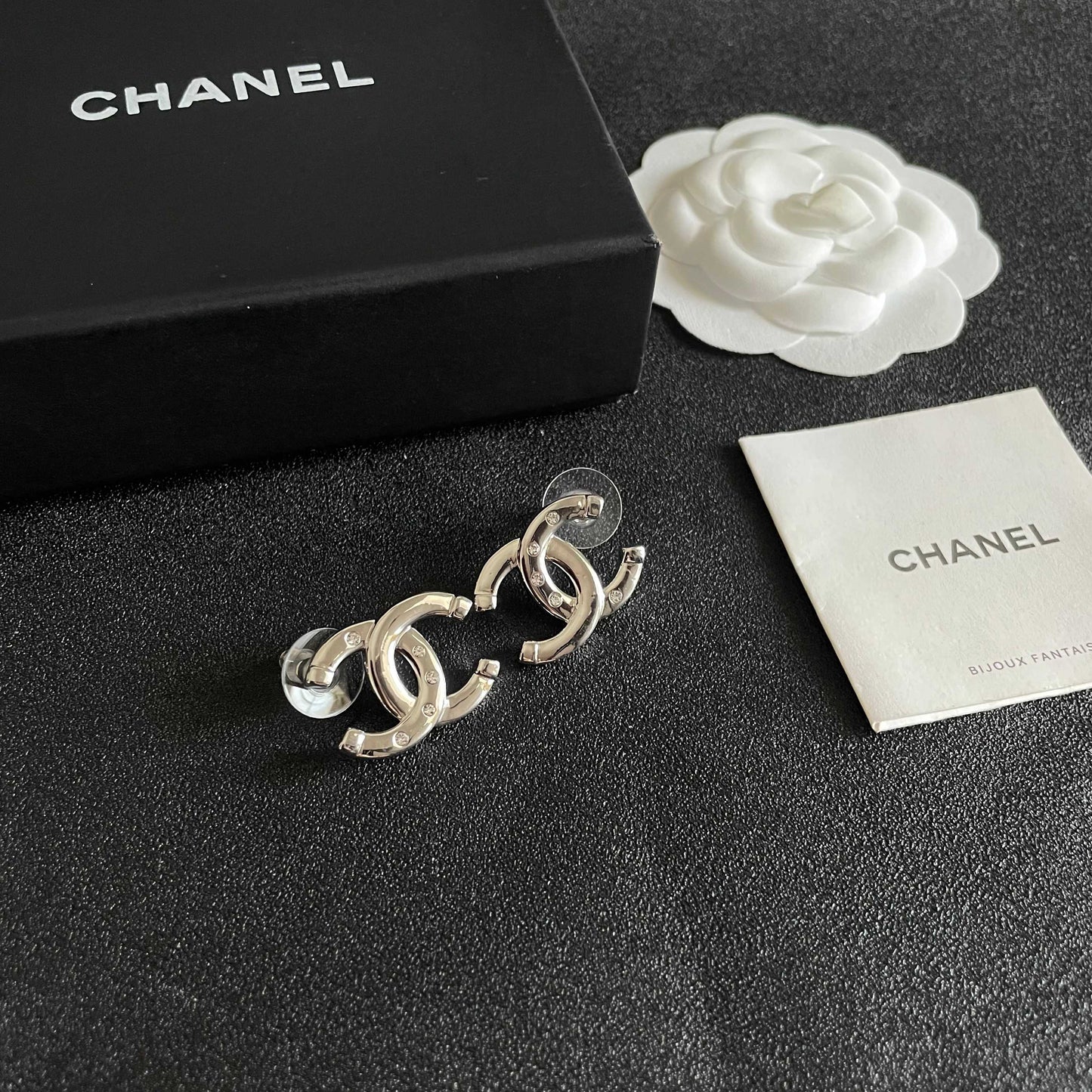 CHANEL 26S DOUBLE C LOGO CRYSTAL STUD EARRINGS IN SILVER METAL 631902