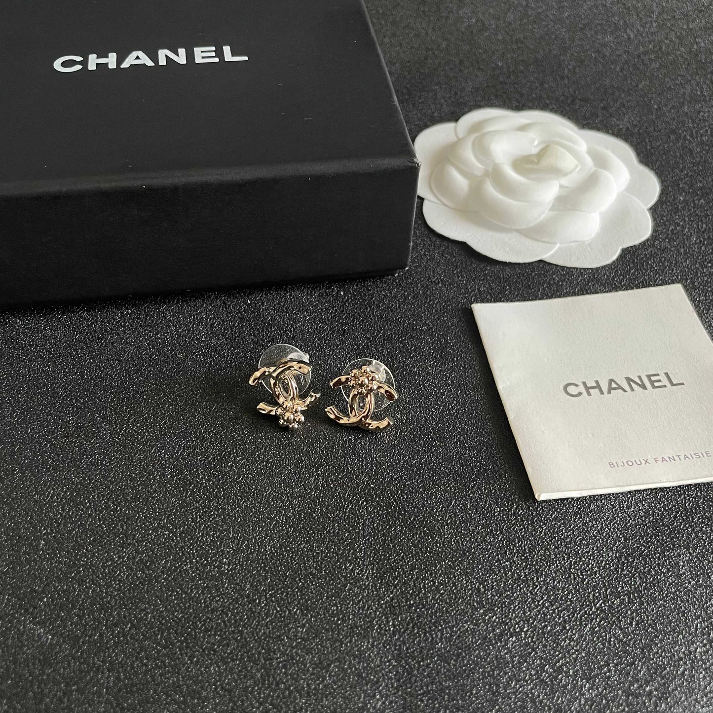 CHANEL 26S DOUBLE C LOGO PEARL STUD EARRINGS WITH FLORAL DETAIL IN GOLD METAL 631917