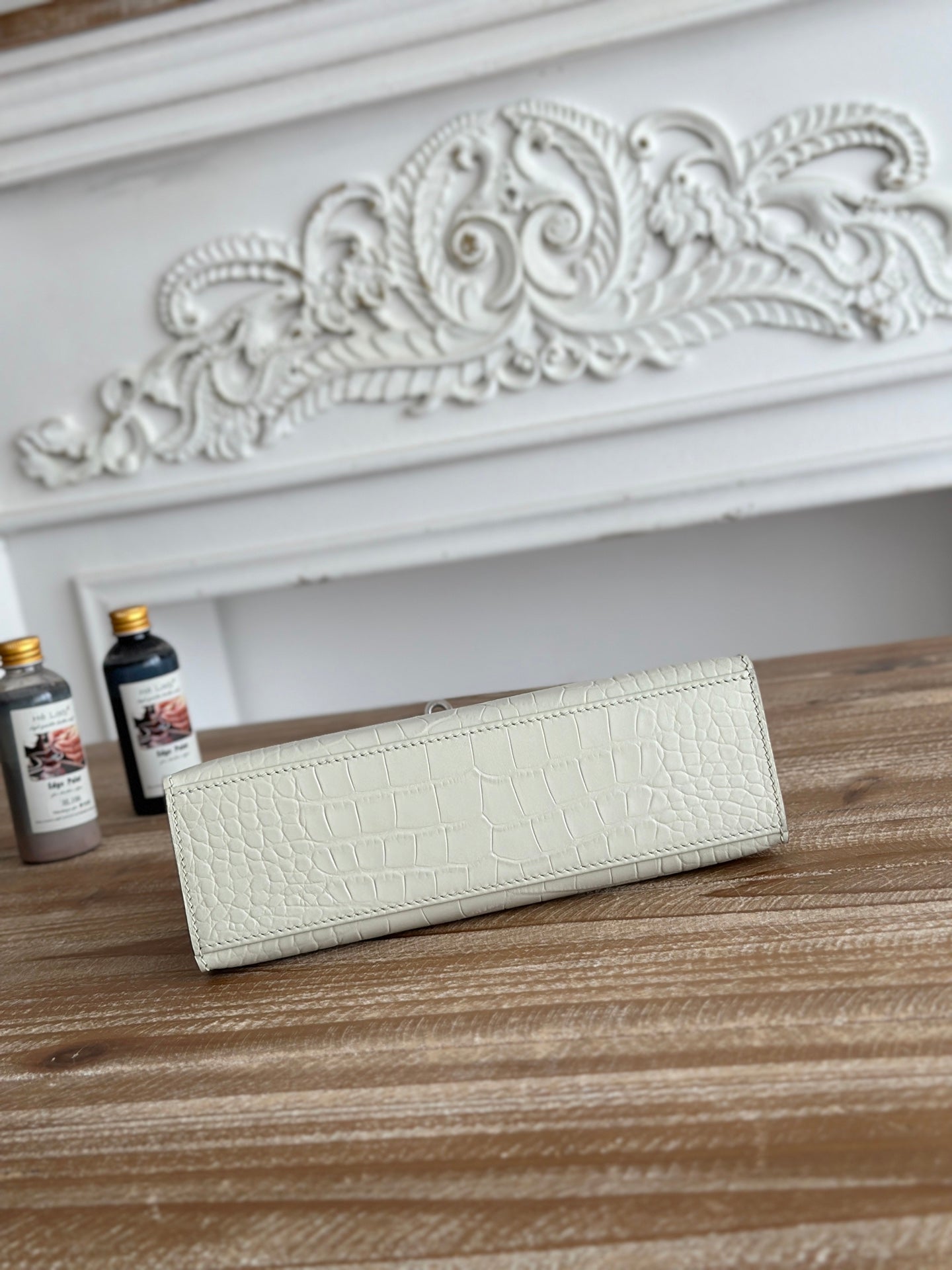 HM 26S KELLY MINI 22MM IN MILKY WHITE CROC EMBOSSED CALFSKIN SILVER KELLY BUCKLE