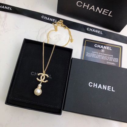 CHANEL 26S CHANEL CC LOGO CRYSTAL PEARL DROP PENDANT NECKLACE IN GOLD METAL 633316