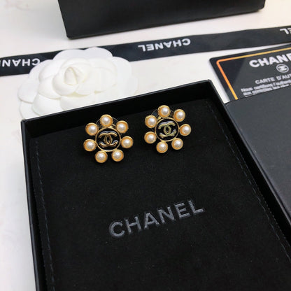 CHANEL 26S DOUBLE C LOGO PEARL HALO STUD EARRINGS IN BLACK ENAMEL & GOLD METAL 633332