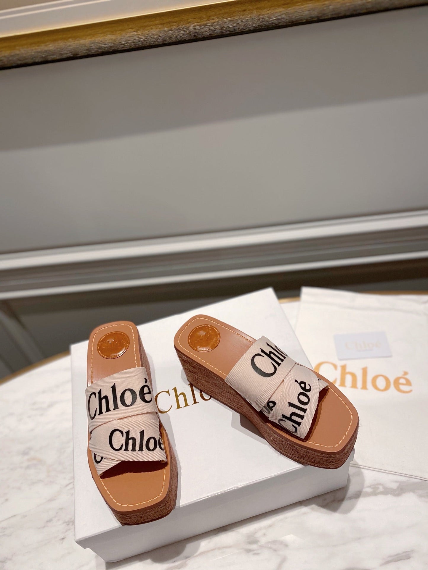 CHLOÉ WOODY WEDGE IN BEIGE DENIM WITH BLACK LOGO