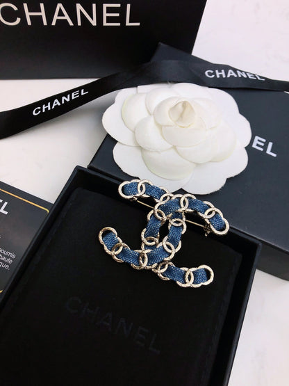 DOUBLE C BROOCH IN GOLD METAL WITH BLUE DENIM THREADED CHAIN