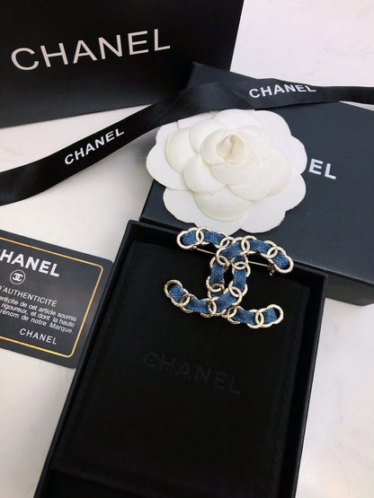 DOUBLE C BROOCH IN GOLD METAL WITH BLUE DENIM THREADED CHAIN