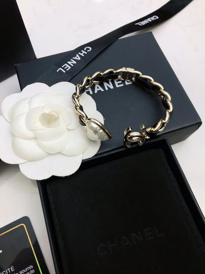 CHANEL 26S DOUBLE C LOGO BAROQUE PEARL LEATHER CHAIN BRACELET IN GOLD METAL 630841