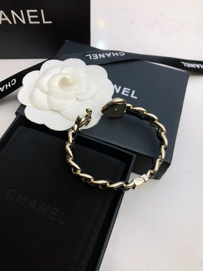 CHANEL 26S DOUBLE C LOGO BAROQUE PEARL LEATHER CHAIN BRACELET IN GOLD METAL 630841