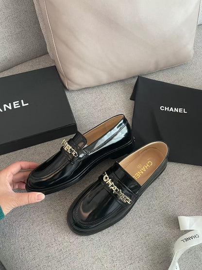 MOCCASINS IN BLACK CALFSKIN GOLD METAL LOGO