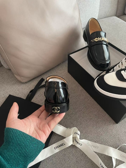 MOCCASINS IN BLACK CALFSKIN GOLD METAL LOGO