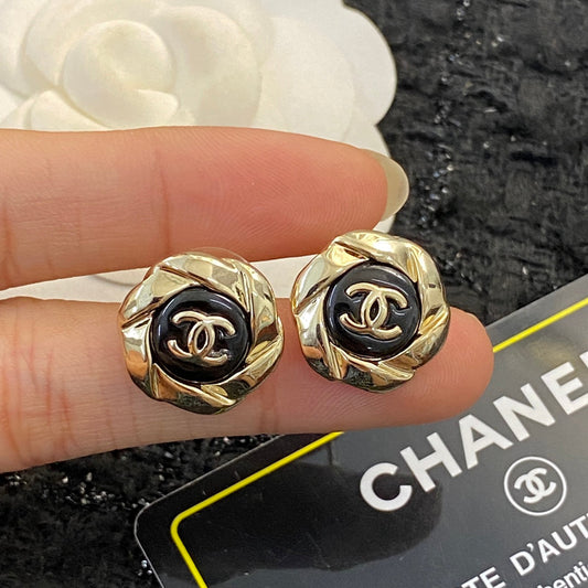 CHANEL 26S DOUBLE C LOGO TWISTED FRAME BLACK ENAMEL STUD EARRINGS IN GOLD METAL 633338