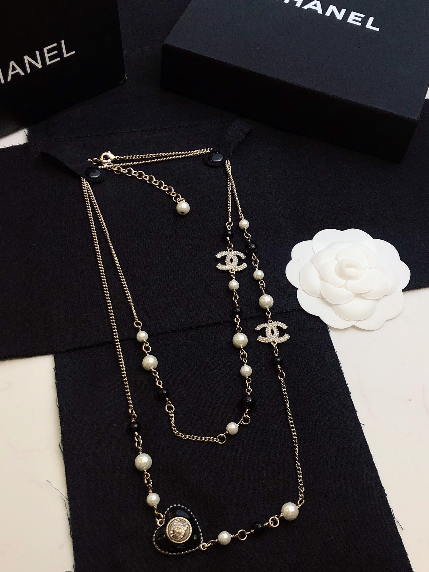 CHANEL 26S DOUBLE C LOGO BLACK & WHITE PEARL BEADED LONG NECKLACE WITH HEART CHARM IN SILVER METAL 631832