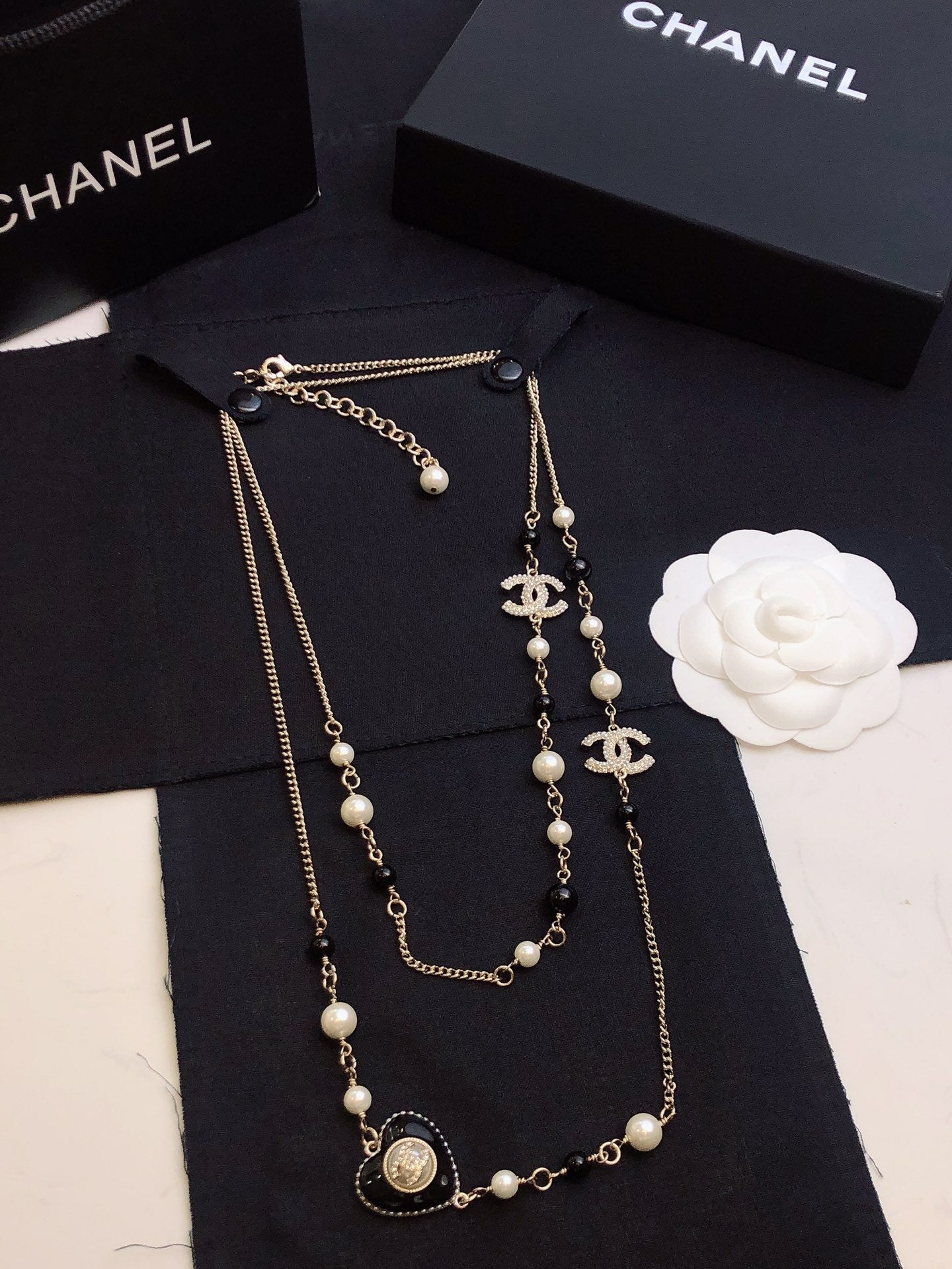 CHANEL 26S DOUBLE C LOGO BLACK & WHITE PEARL BEADED LONG NECKLACE WITH HEART CHARM IN SILVER METAL 631832