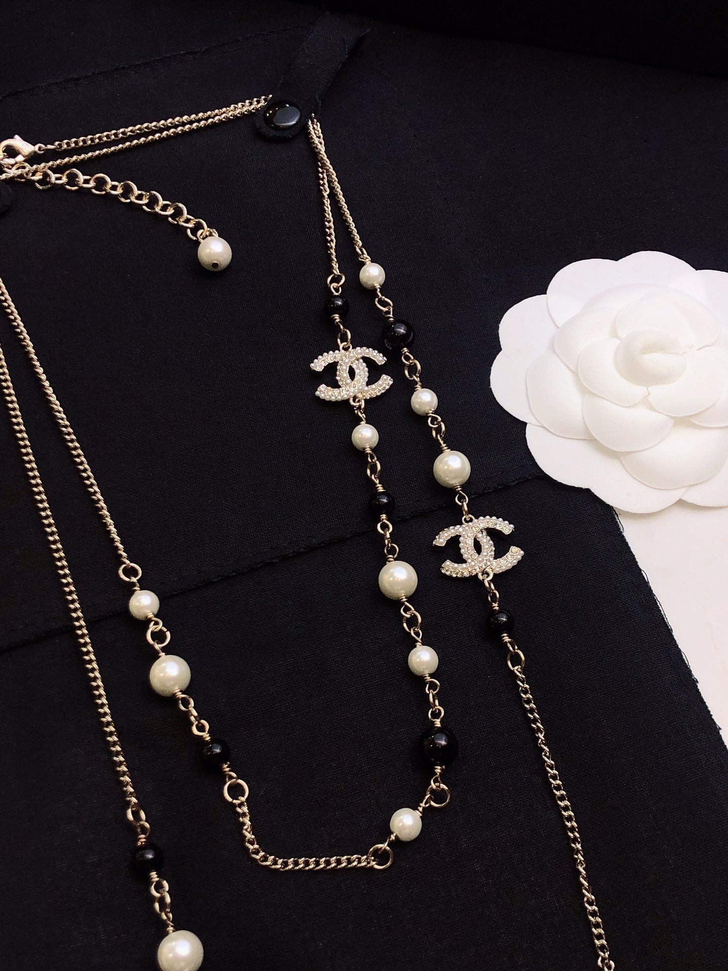 CHANEL 26S DOUBLE C LOGO BLACK & WHITE PEARL BEADED LONG NECKLACE WITH HEART CHARM IN SILVER METAL 631832