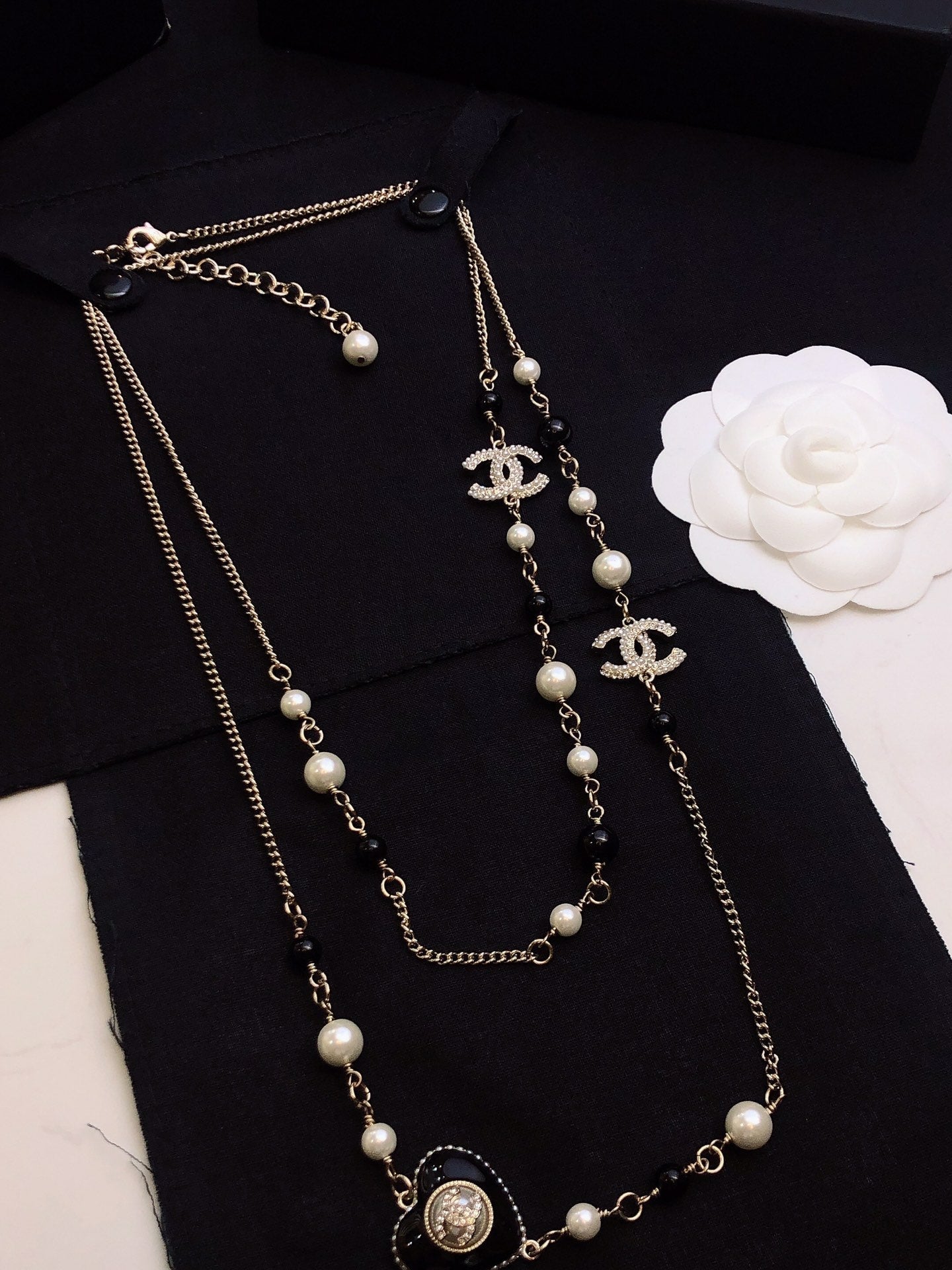 CHANEL 26S DOUBLE C LOGO BLACK & WHITE PEARL BEADED LONG NECKLACE WITH HEART CHARM IN SILVER METAL 631832