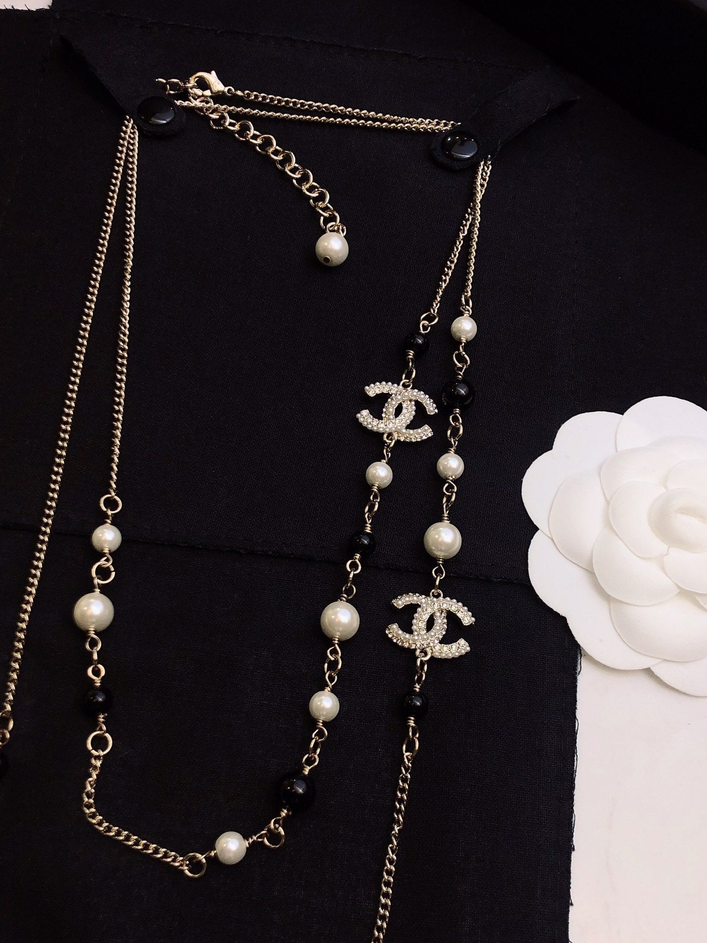 CHANEL 26S DOUBLE C LOGO BLACK & WHITE PEARL BEADED LONG NECKLACE WITH HEART CHARM IN SILVER METAL 631832