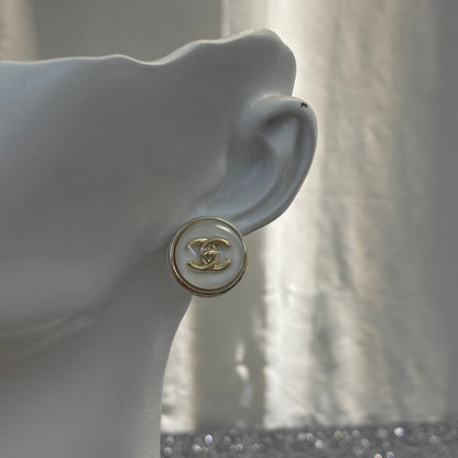 CHANEL 26S DOUBLE C LOGO ROUND WHITE RESIN STUD EARRINGS IN GOLD METAL 633348