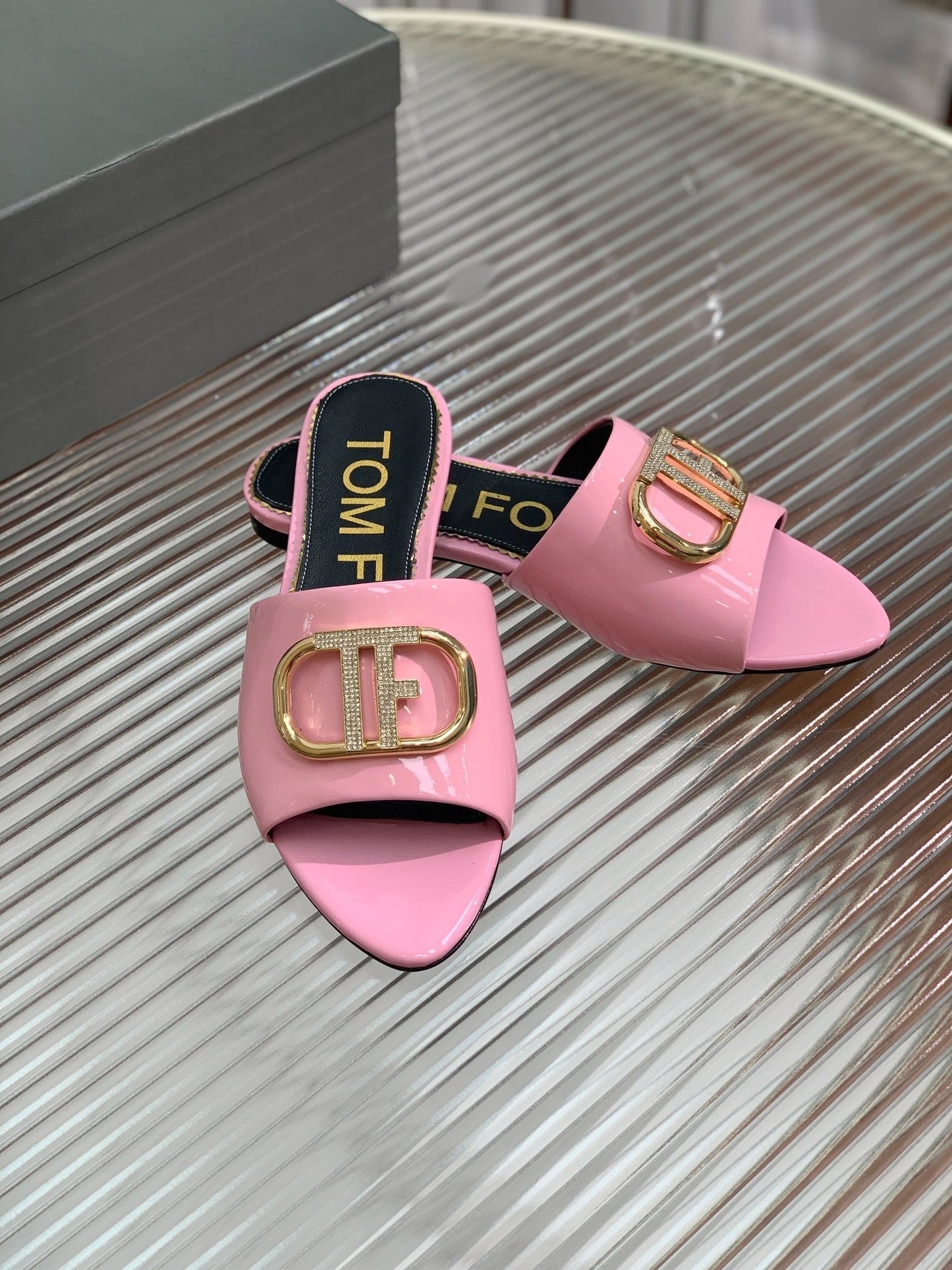 FLAT SLIDE IN BABY PINK METALLIC CALFSKIN