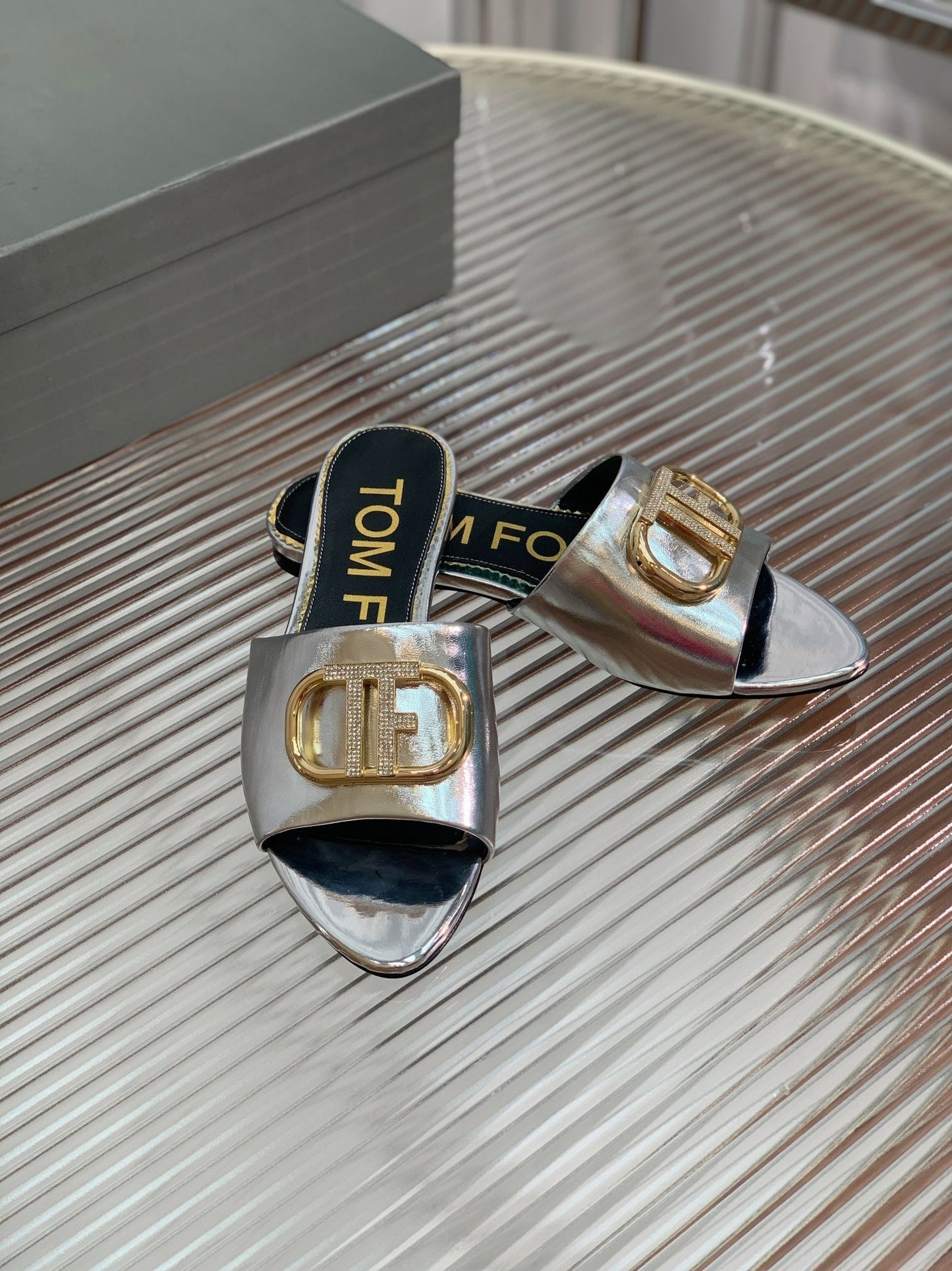 FLAT SLIDE IN SILVER METALLIC CALFSKIN