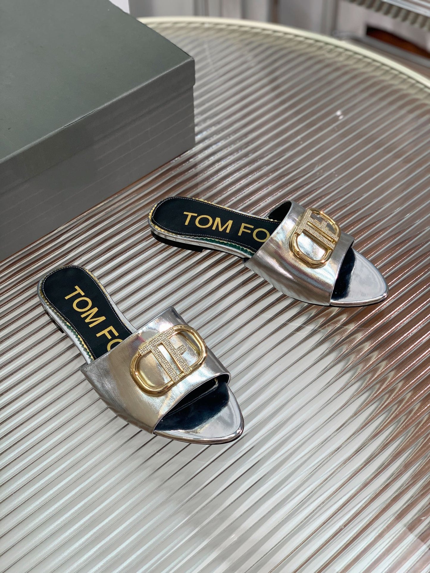 FLAT SLIDE IN SILVER METALLIC CALFSKIN