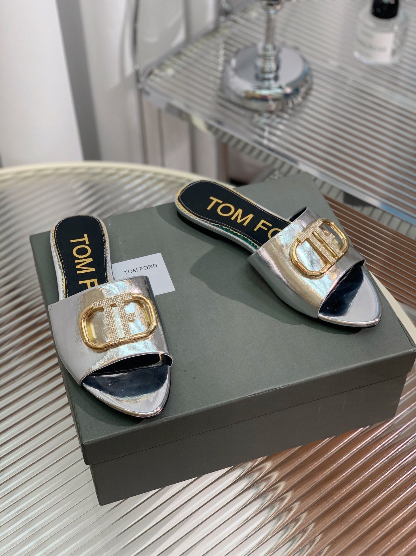 FLAT SLIDE IN SILVER METALLIC CALFSKIN