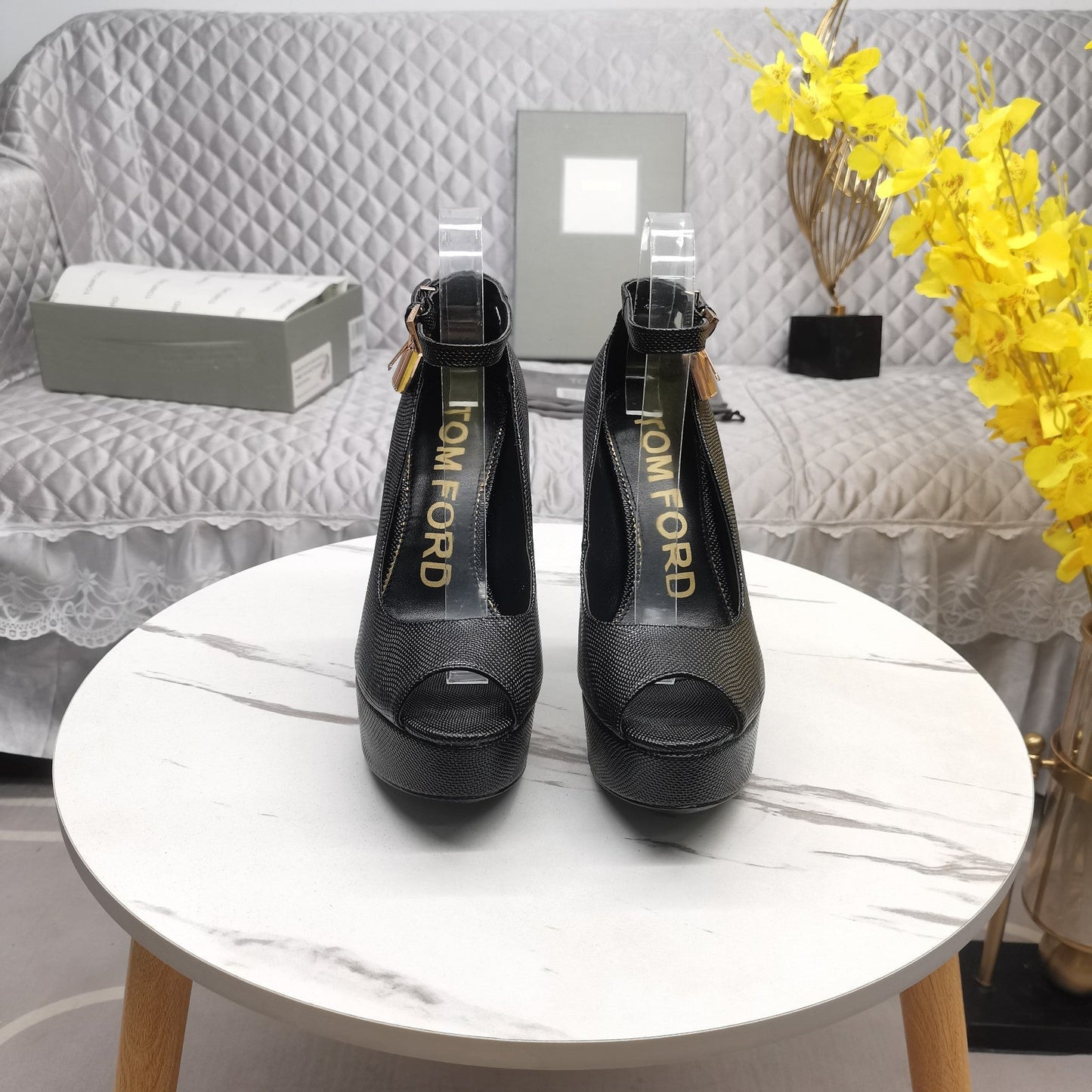 PADLOCK PLATFORM PEEP TOE PUMP 14 CM IN BLACK GRAINED CALFSKIN