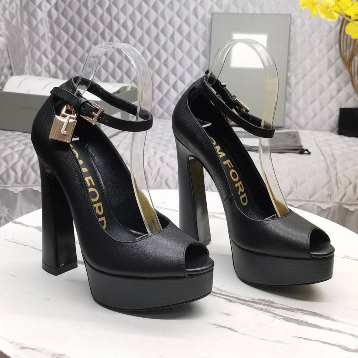 PADLOCK PLATFORM PEEP TOE PUMP 14 CM IN BLACK CALFSKIN