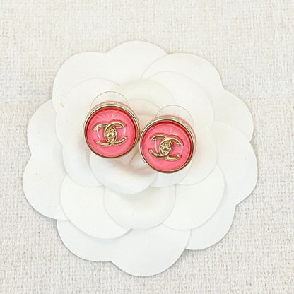 CHANEL 26S DOUBLE C LOGO ROUND PINK RESIN STUD EARRINGS IN GOLD METAL 633346