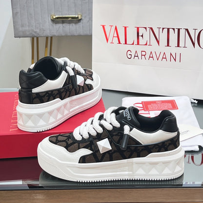 VALENTINO 25S GARAVANI ONE STUD XL PLATFORM SNEAKERS IN WHITE LAMBSKIN AND BROWN CANVAS