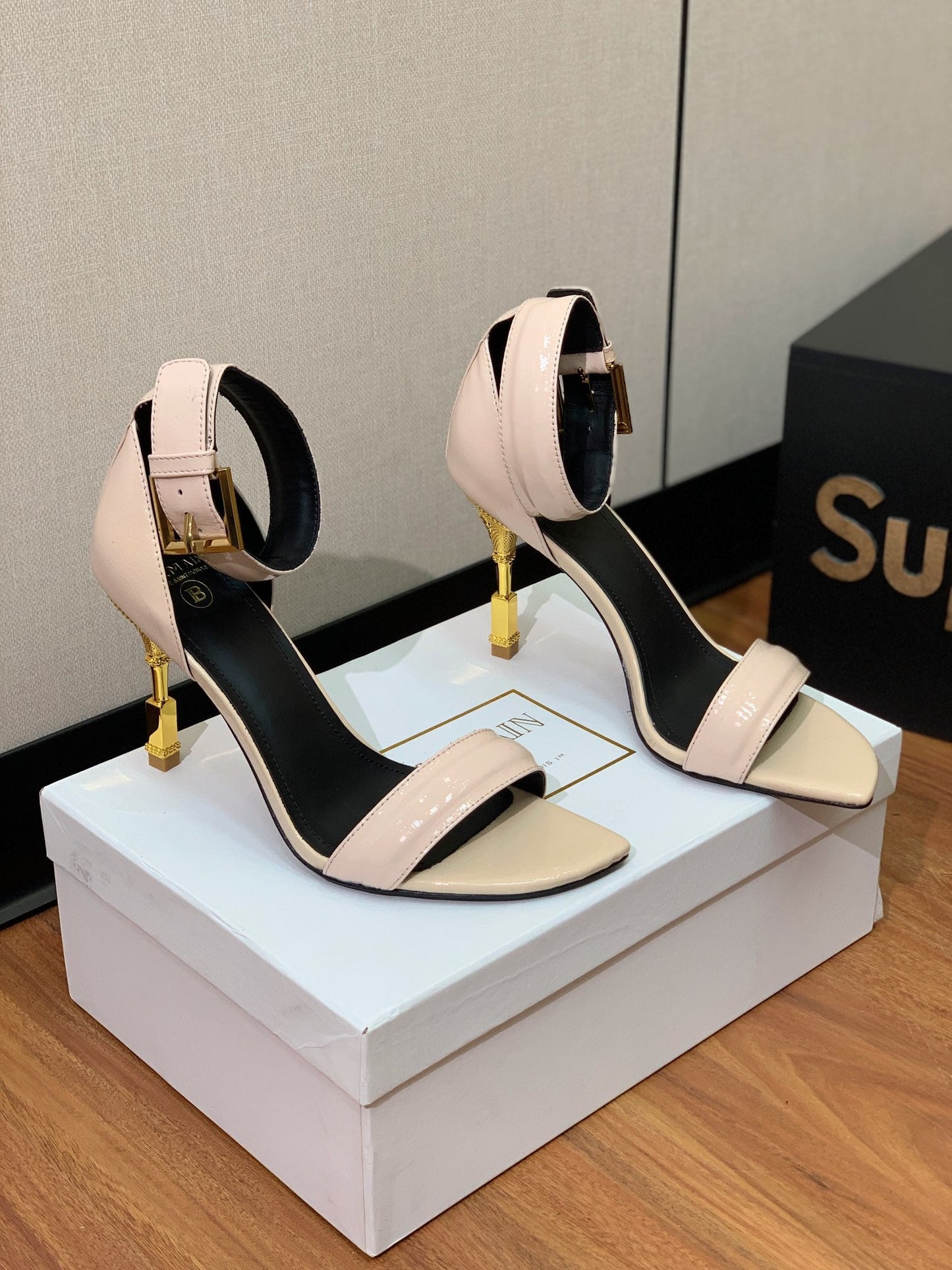 BALMAIN 25S SQUARE STRAP HIGH HEELS 100MM IN BEIGE PATENT CALFSKIN