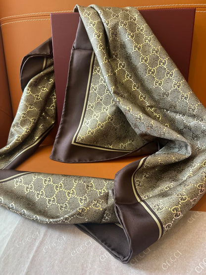GUCCI 25S SCARF 90 IN SILK 697666