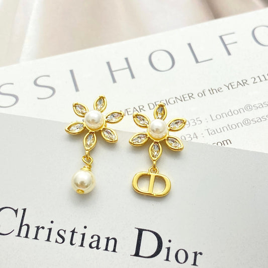 CD 26S FLOWER CRYSTAL PEARL CD CHARM DROP EARRINGS IN GOLD METAL 631966