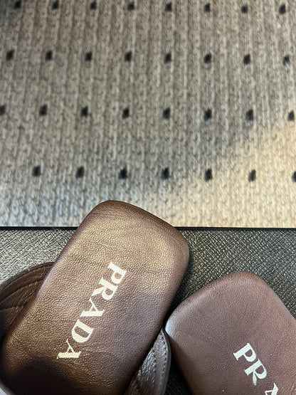 PRADA 25S SHUFFLE LEATHER THONG SANDALS IN BROWN CALFSKIN