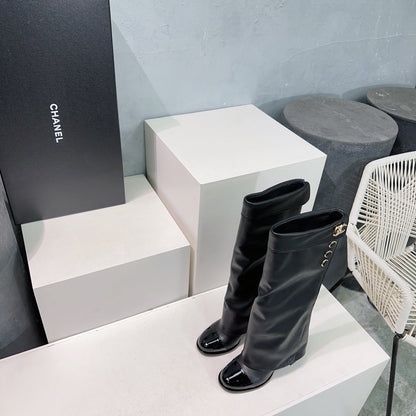 CHANEL HEELED KNEE-HIGH BOOTS 25S 85 MM IN BLACK LAMBSKIN WITH GOLD HARDWARE