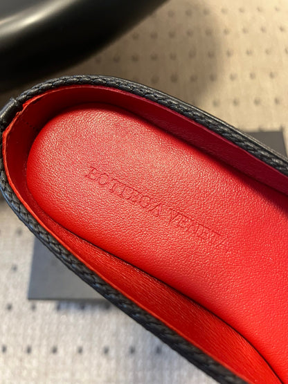 BOTTEGA VENETA 26S FLAT MULES IN BLACK LAMBSKIN