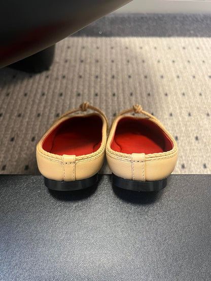 BOTTEGA VENETA 26S FLAT MULES IN BEIGE LAMBSKIN