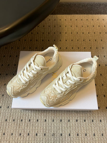 DIOR 26S VIBE SNEAKER 55MM IN GOLD DIOR OBLIQUE LUSENTI EMBROIDERED COTTON AND BEIGE SUEDE