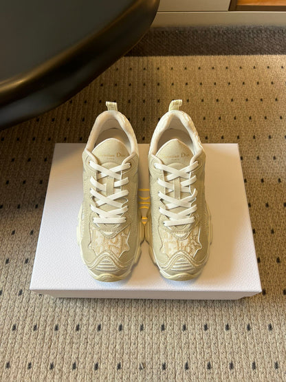 DIOR 26S VIBE SNEAKER 55MM IN GOLD DIOR OBLIQUE LUSENTI EMBROIDERED COTTON AND BEIGE SUEDE