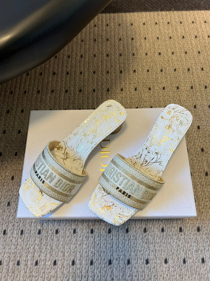 DIOR 26S DWAY HEELED SLIDE 40MM IN WHITE AND GOLD EMBROIDERED COTTON