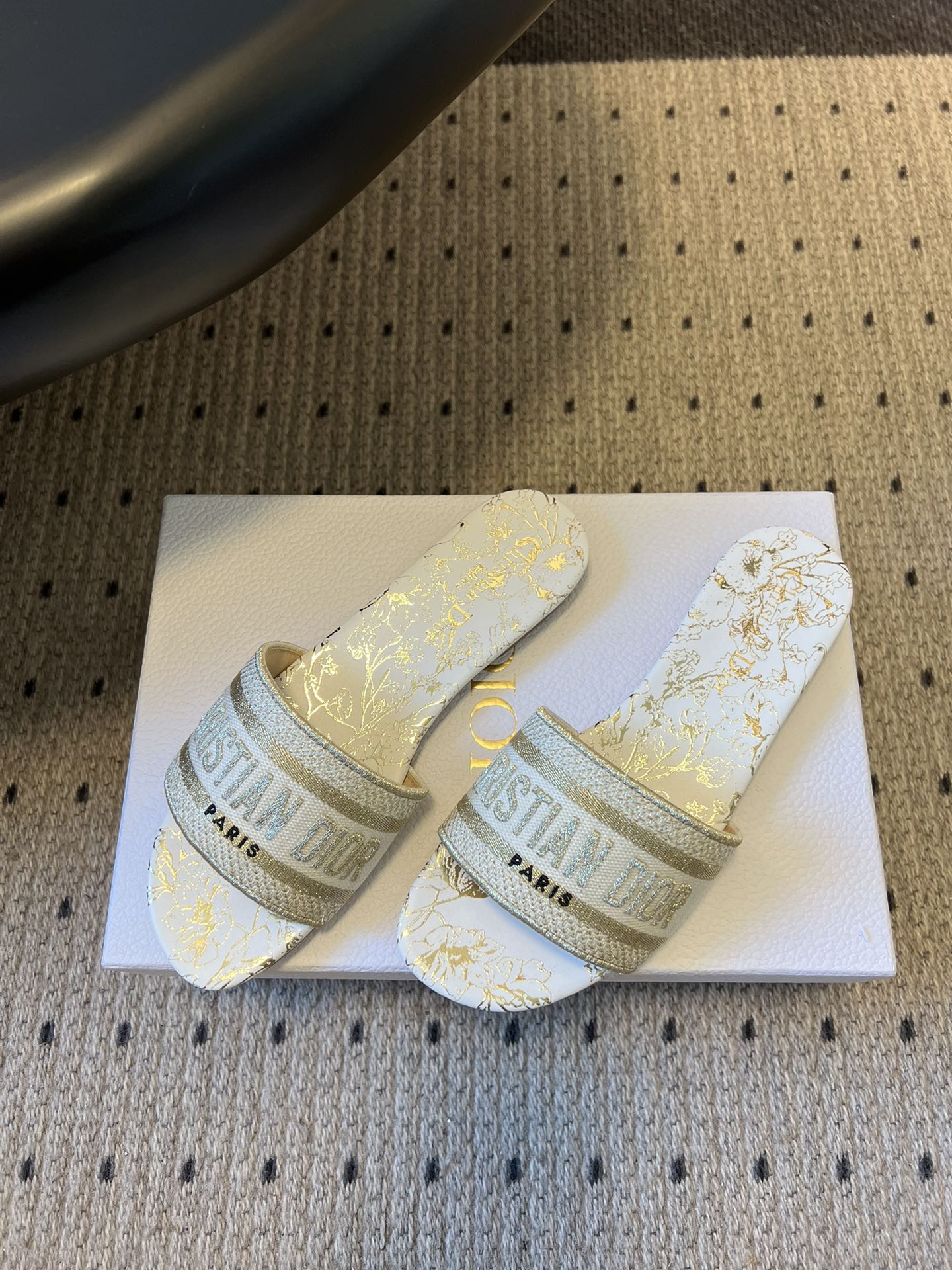 DIOR 26S DWAY SLIDE COTTON EMBROIDERED IN WHITE AND GOLD FLORAL MOTIF