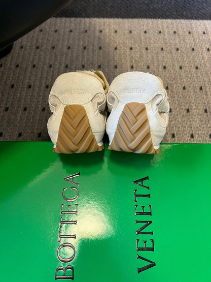 BOTTEGA VENETA 26S SNEAKERS IN CREAM WHITE SUEDE AND MESH FABRIC