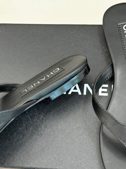 FLAT THONG SANDALS IN BLACK CALFKSIN EMBOSSED CRYSTAL
