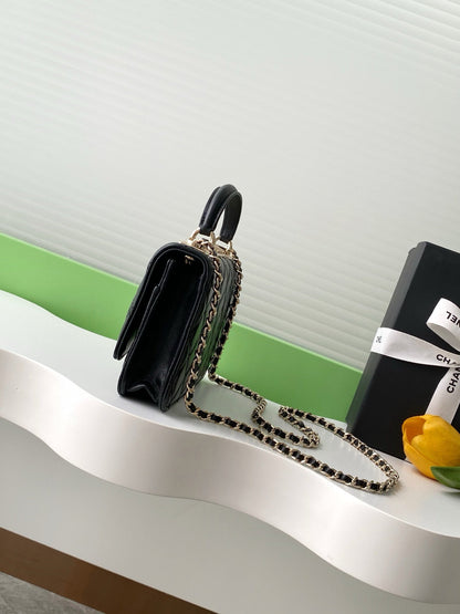 CC FLAP BAG 19 IN BLACK CALFSKIN GOLD HARDWARE