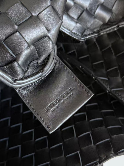 BOTTEGA VENETA  SHOULDER BAG 33 IN BLACK CALFSKIN