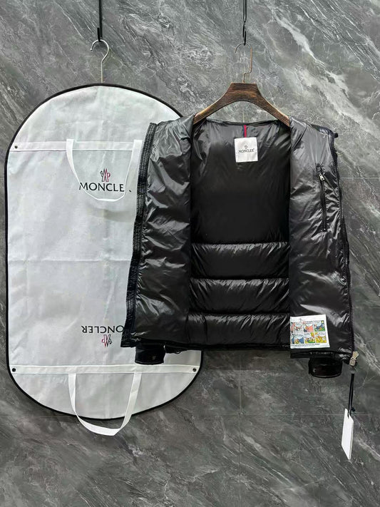 MONCLER PUFFER JACKET IN BLACK