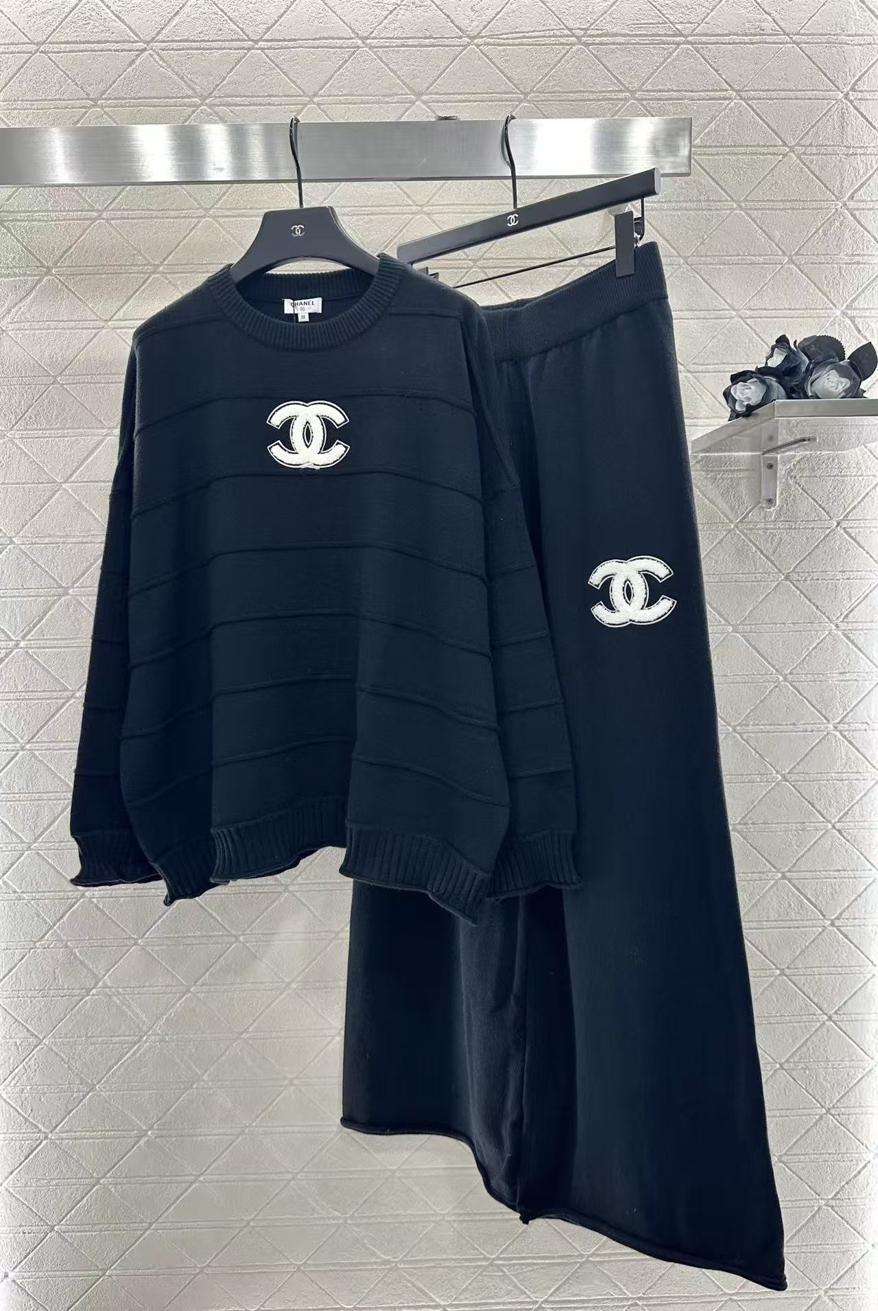 CC WHITE LOGO SET IN BLACK WOOL