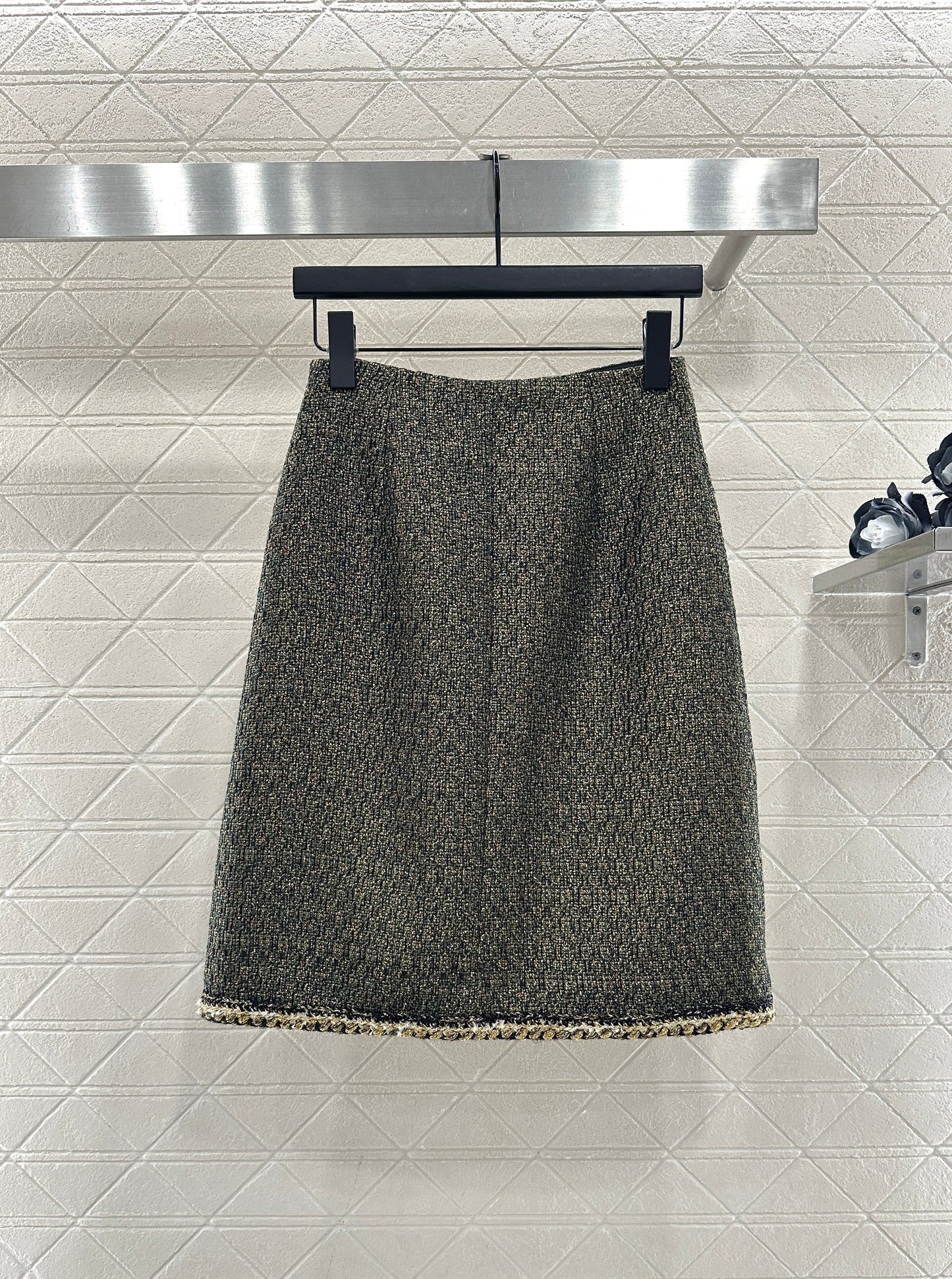 CHANEL SET IN BLACK MIX GOLD-TONE TWEED