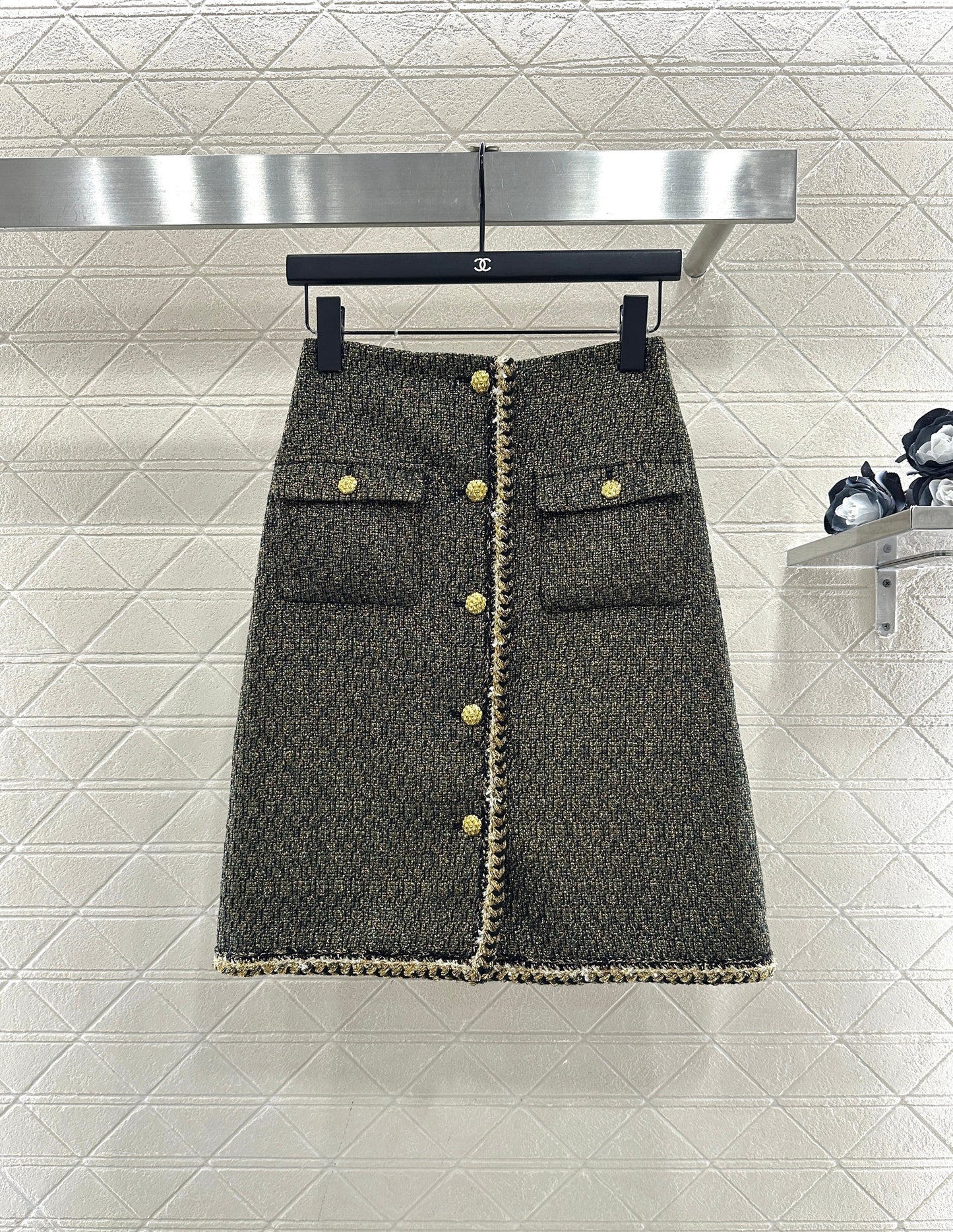 CHANEL SET IN BLACK MIX GOLD-TONE TWEED